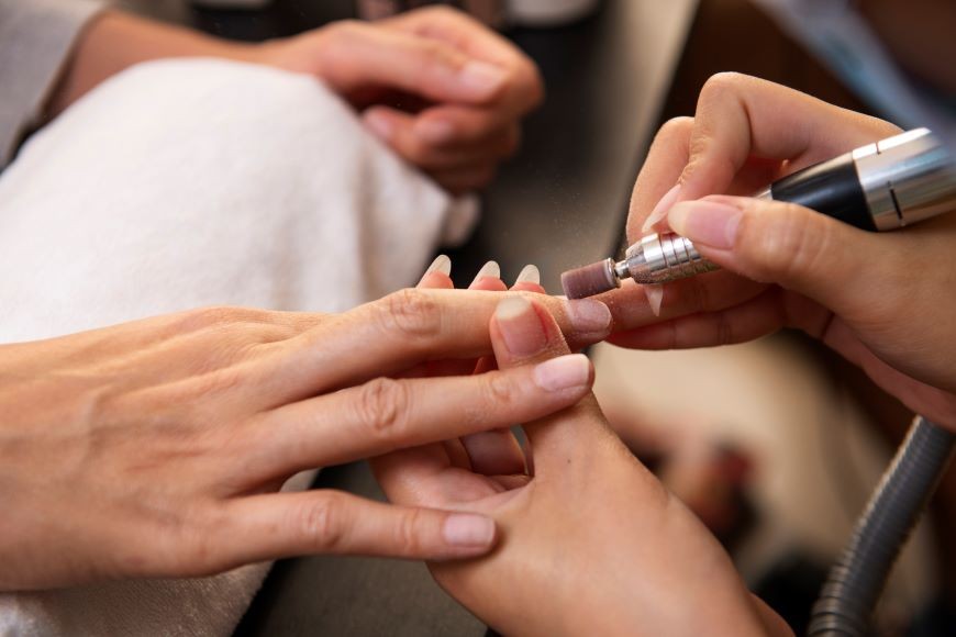 Frezarka i frezy – jak wybrać najlepszy zestaw do manicure?