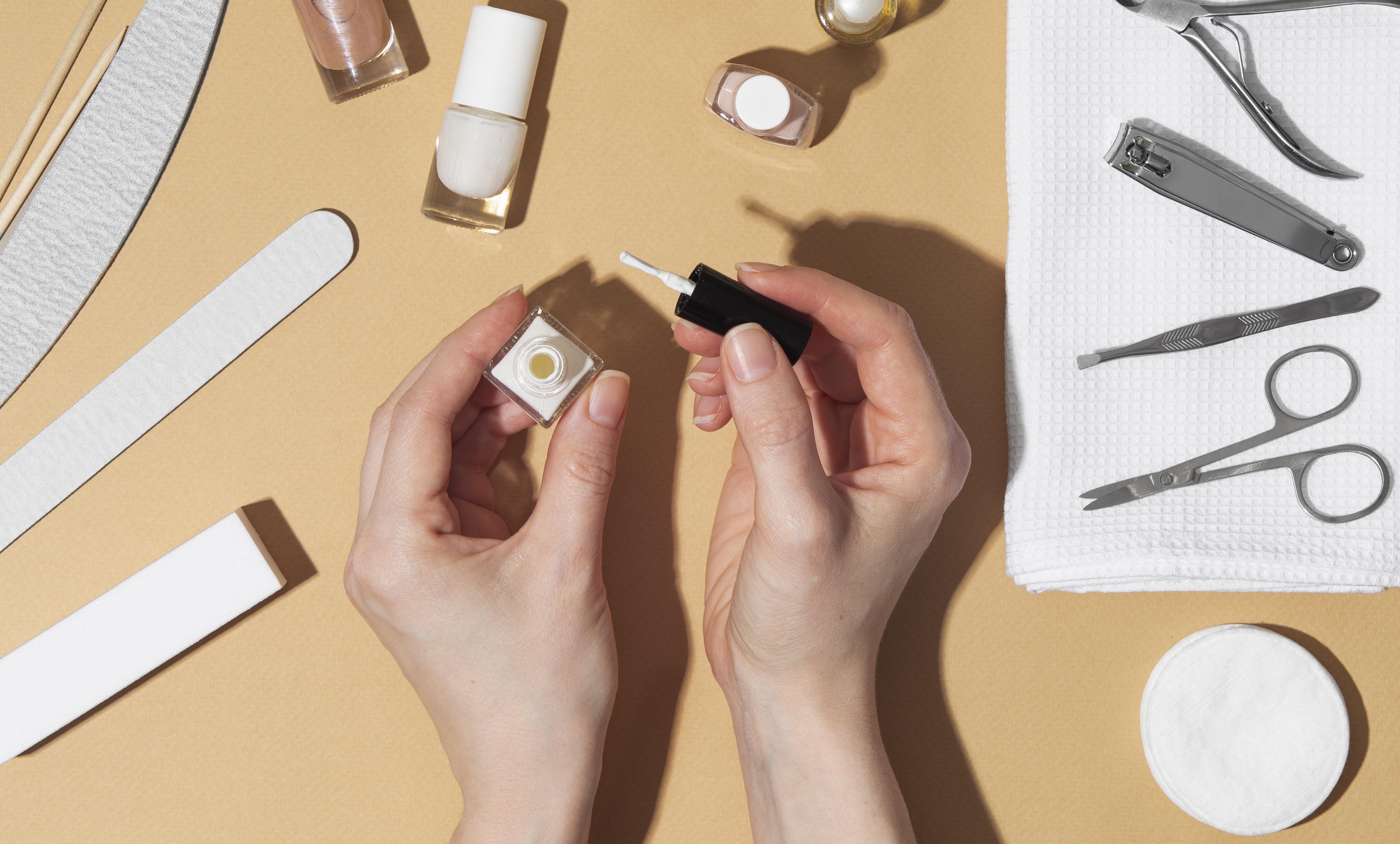 Bazy i topy hybrydowe - Klucz do trwałego i perfekcyjnego manicure